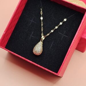 Elegant Gold Teardrop Pendant Necklace